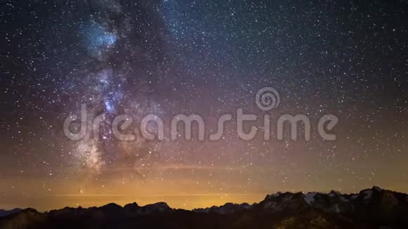 时间流逝银河和星空旋转在法国阿尔卑斯山和雄伟的大教堂滑动版本视频的预览图