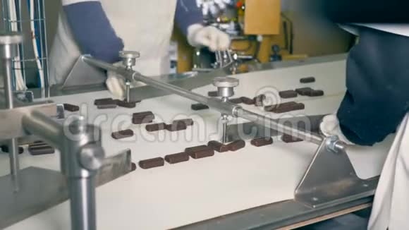 两名工厂工人正在分拣巧克力糖果视频的预览图
