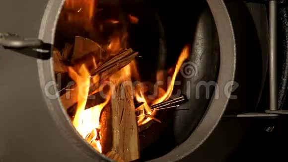 火木在壁炉里燃烧视频的预览图