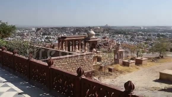 全景观寺庙遗址和乔德普尔城市景观的背景视频的预览图