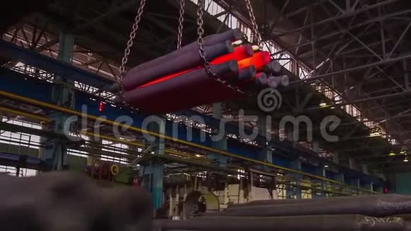 火车货车箱车用钢轨的制造铁路制造厂一堆钢筋铁视频的预览图