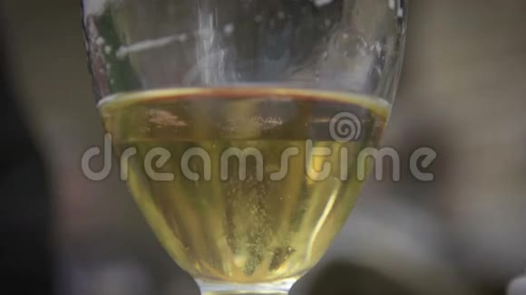 气泡漂浮在饮料的液体中视频的预览图