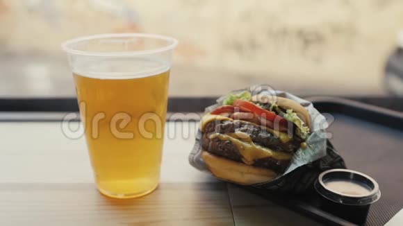 提供美味的双人汉堡番茄牛肉和啤酒视频的预览图
