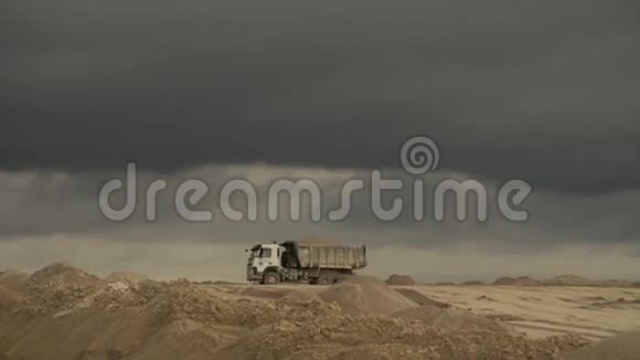 在采石场工作的卡车视频的预览图