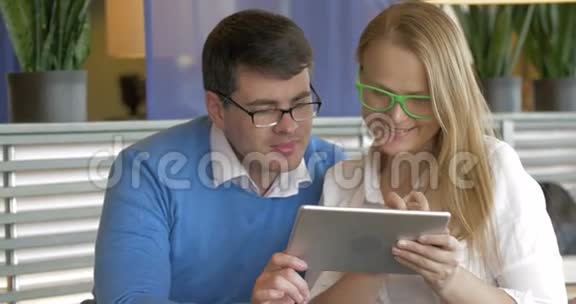 时尚情侣使用平板电脑视频的预览图