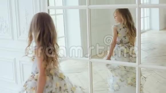 穿着花裙子的女孩会跳舞视频的预览图
