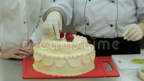 糖果师做奶油蛋糕草莓果冻的摆放视频的预览图