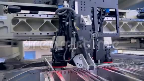 自动循环委员会机器生产印刷数字电子板4K视频的预览图