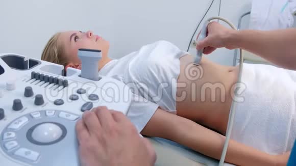 腹部超声对临床年轻女性的诊断视频的预览图