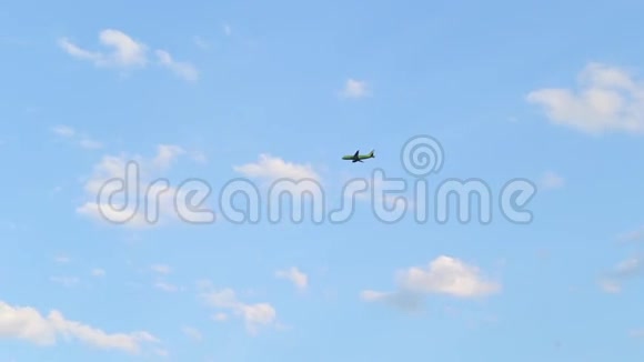 客机在天空飞翔蓝天伴云视频的预览图