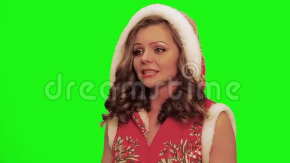 漂亮的卷发女人穿着圣诞服装戴着手套手里拿着木桶唱着歌笑着忘词视频的预览图
