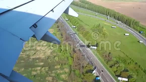 乘飞机飞越基辅市中心视频的预览图