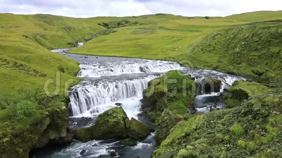 流入冰岛瀑布的河流视频的预览图