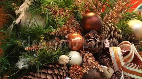 新年和圣诞节背景圣诞树上的球和球果花环上的灯泡视频的预览图