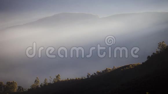 时间推移的云在山上移动安德列夫视频的预览图