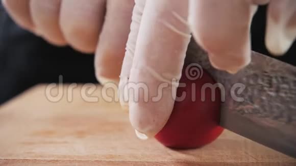 把西红柿切成两半切好刀视频的预览图