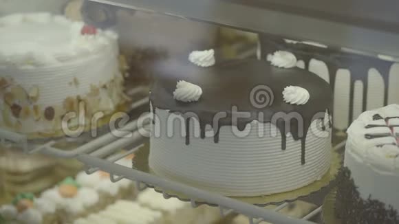 一箱漂亮的手工蛋糕视频的预览图