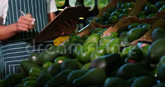 男性员工保存水果记录视频的预览图