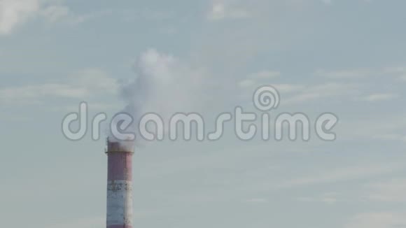 工业空气污染发电厂吸烟烟囱污染空气的时间视频的预览图