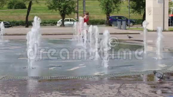 夏日公园喷泉里的快乐女孩溜冰鞋慢动作视频的预览图