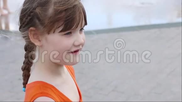 快乐的女孩在夏日的喷泉旁谈笑风生视频的预览图