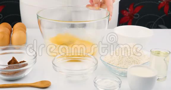 厨师用手搅拌器在碗里打鸡蛋和牛奶视频的预览图