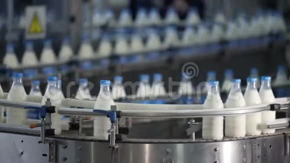 自动生产线上运送牛奶的塑料瓶视频的预览图