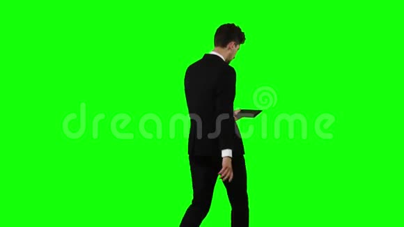 商人走路竖起大拇指笔记本自拍绿色屏幕视频的预览图