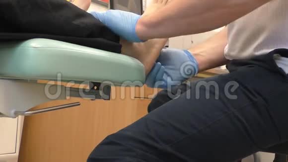 医生检查人的脚视频的预览图