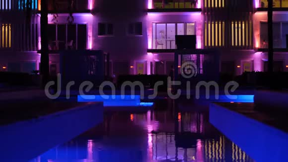 带游泳池的酒店的美丽夜景视频的预览图