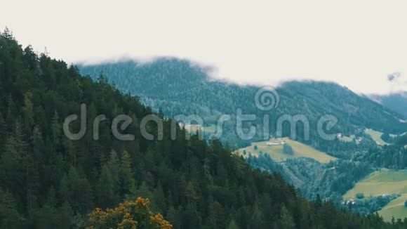观奥地利阿尔卑斯山的山谷山谷中许多房子被群山环绕白人家庭视频的预览图