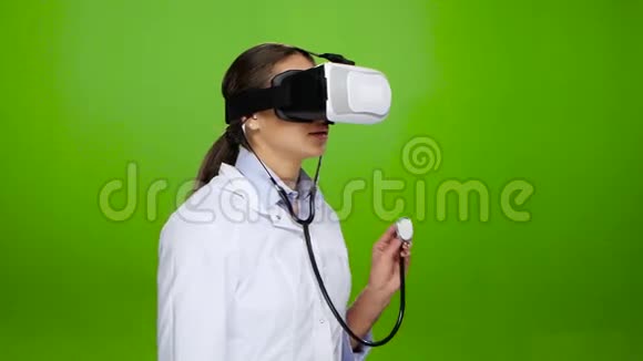护士通过虚拟现实眼镜练习视频的预览图