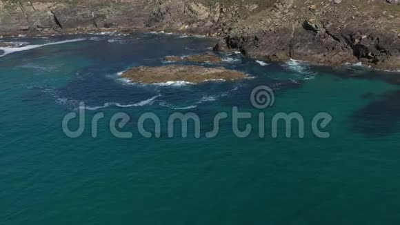 海浪拍打在岩石海岸俯视视频的预览图