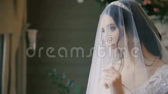 新娘穿着白色的衣服戴着面纱视频的预览图