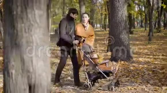 这个家庭在秋天的森林里度假视频的预览图