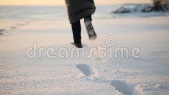 女人的腿在雪地上行走雪天留下脚印视频的预览图