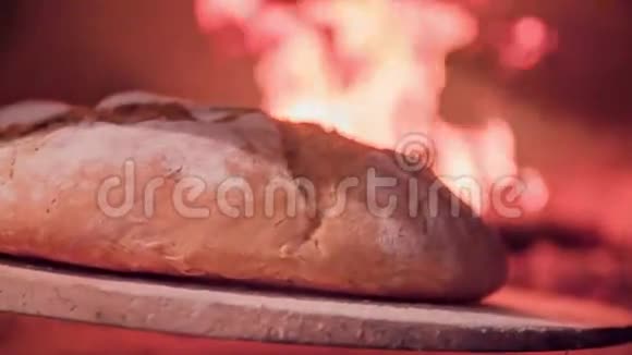 面包是烤的视频的预览图