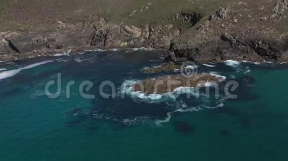 海浪拍打在岩石海岸俯视视频的预览图