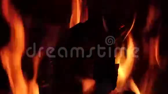 在气流的影响下火焰上升视频的预览图