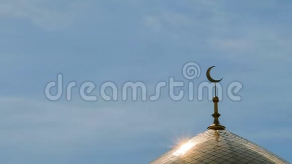 一座伊斯兰清真寺的金色月牙天空蓝色背景白云时间流逝视频的预览图