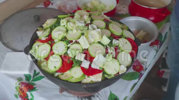 白色厨师的手把切好的卷心菜放在蔬菜上放在蔬菜的大锅里视频的预览图