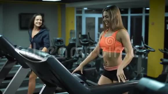 两个健身女孩在跑步机上视频的预览图