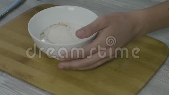 特写男人手在碗里搅拌鸡蛋做饭视频的预览图