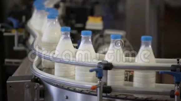 奶生产的包装过程运送的白色塑料瓶视频的预览图