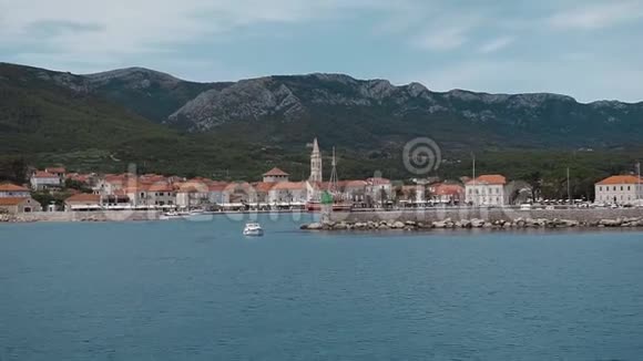 美丽的景色从船上的摩托艇站在海里和壮丽的景色的老城镇HvarHva视频的预览图