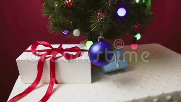 美丽的礼物躺在装饰好的圣诞树下视频的预览图