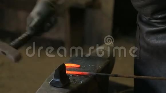 铁匠铺里的铁匠铺的马蹄铁视频的预览图