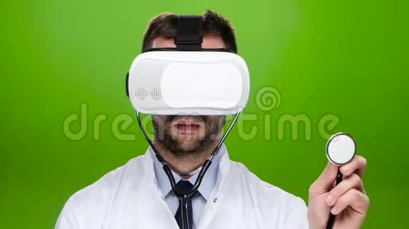戴虚拟现实眼镜的男医生进行听诊器研究视频的预览图
