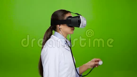 医生在虚拟现实眼镜的帮助下通过练习视频的预览图