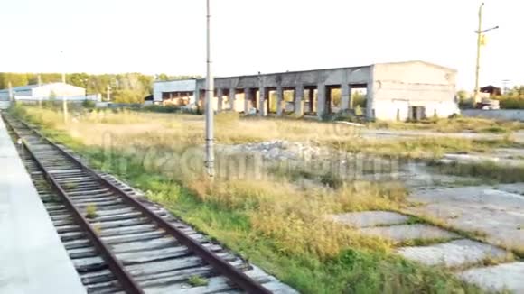 含油产品的工业铁路储罐库存生产中的铁路视频的预览图